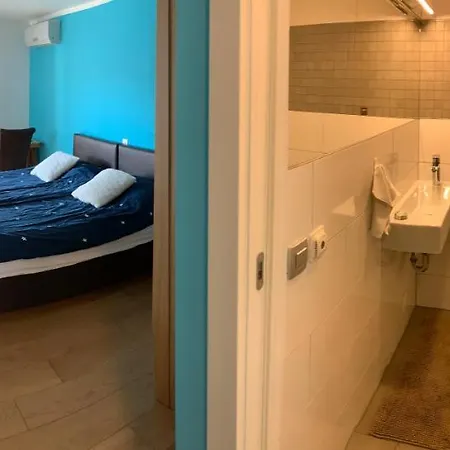 Mr And Mrs Bright 5 *